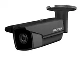 KAAMERAMAAILM.EE - Musta värvi Hikvision 4MP torukaamera IR 80 on paigaldatud lühikesele silindrilisele klambrile, mis on veidi allapoole ja vasakule kaldu. Ristkülikukujulise kaamera küljele on trüki (3/3)