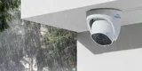 KAAMERAMAAILM.EE - Valvekaamera Reolink RLC-822A 8MP 4K PoE IP 3X Zoom, isiku ja sõiduki tuvastusega, on paigaldatud vihma all välitingimustes, kus kaamera ja seina ning puud on taustal nähtavad. (2/3)