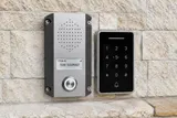 Securecom TITAN 4G Mobilfunk-Gegensprechanlage mit Türöffnerfunktion, silber (1/3)